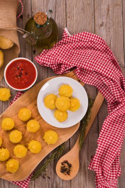 Düşes patates domates sos ile.