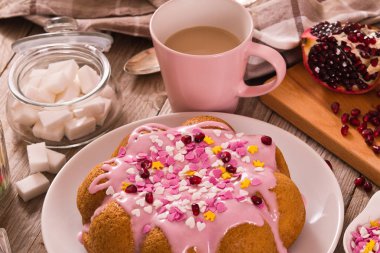 Pembe krema ile pasta.