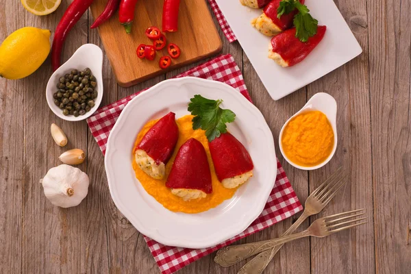 Peperoni Piquillo Ripieni Con Merluzzo Bianco — Foto Stock