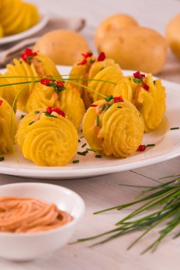 Düşes patates sandviç beyaz çanak üzerinde.