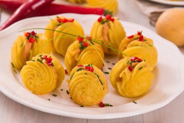 Düşes patates sandviç beyaz çanak üzerinde.