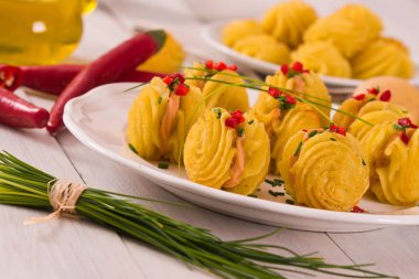 Düşes patates sandviç beyaz çanak üzerinde.