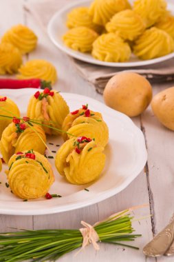 Düşes patates sandviç beyaz çanak üzerinde.