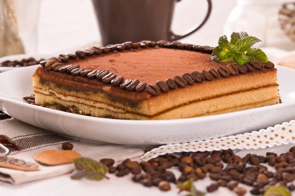 ティラミスケーキのコーヒー豆と白の皿 — ストック写真