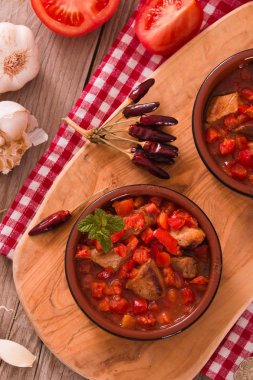 Domates sosu içinde marinated Domuz loin.