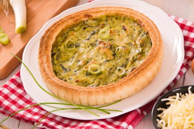 Pırasa kiş beyaz çanak üzerinde.