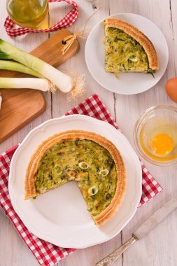 Pırasa kiş beyaz çanak üzerinde.