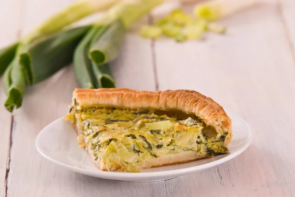 Quiche Poireaux Sur Plat Blanc — Photo