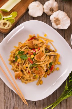 Bami goreng beyaz çanak üzerinde.