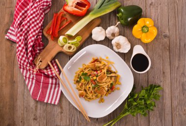 Bami goreng beyaz çanak üzerinde.