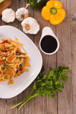 Bami goreng beyaz çanak üzerinde.