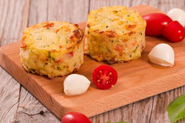 Patates gratins mozzarella ve domates ile.