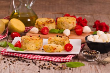 Patates gratins mozzarella ve domates ile.