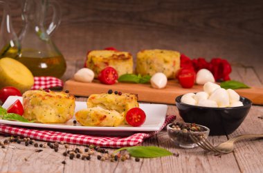 Patates gratins mozzarella ve domates ile.