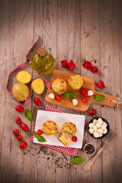 Kartoffelgratins Mit Mozzarella Und Tomaten — Stockfoto