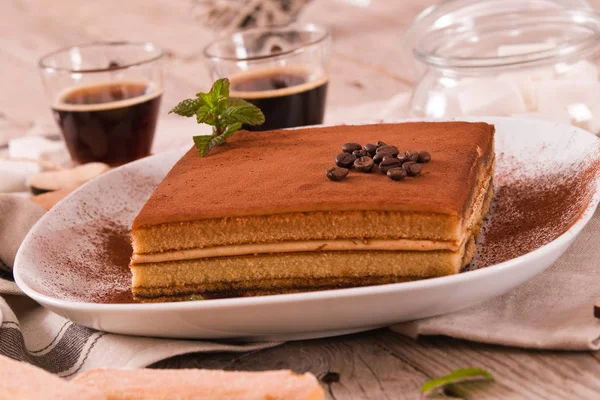 Torta Tiramisù Piatto Bianco — Foto Stock