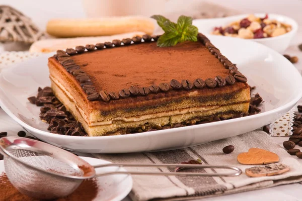 Tiramisu Kuchen Auf Weißem Teller — Stockfoto