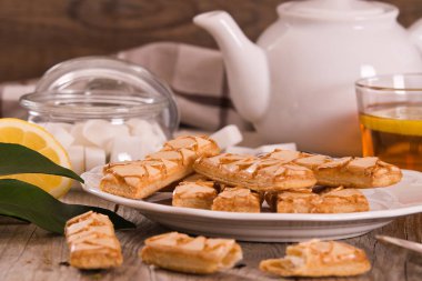 Beyaz yemek puf böreği çerezleri.