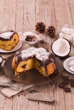 Krema dolgulu çikolatalı hindistan cevizi kek.