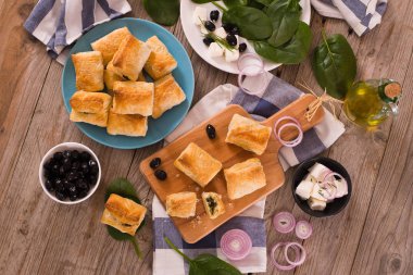 Beyaz peynir ile ıspanak puffs.