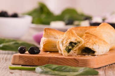 Beyaz peynir ile ıspanak puffs.
