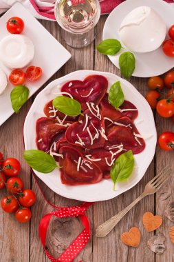 Domates, mozzarella ve fesleğen ile kırmızı kalp ravioli.