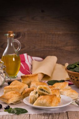 Beyaz peynir ve ıspanak ile ıspanak puffs.