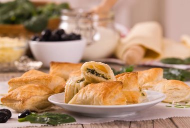 Beyaz peynir ve ıspanak ile ıspanak puffs.