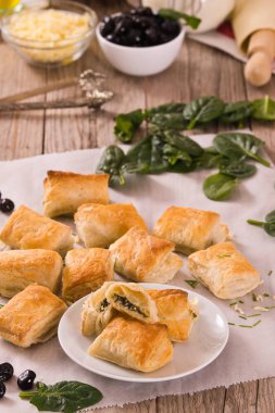 Beyaz peynir ve ıspanak ile ıspanak puffs.