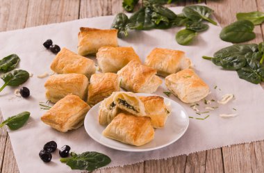 Beyaz peynir ve ıspanak ile ıspanak puffs.