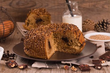 Ahşap masa üzerinde Quinoa tohum ile Çikolatalı kahve kek.