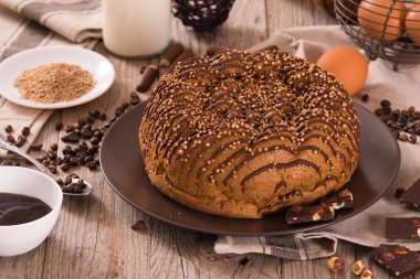 Ahşap masa üzerinde Quinoa tohum ile Çikolatalı kahve kek.