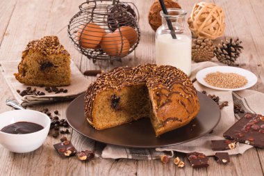 Ahşap masa üzerinde Quinoa tohum ile Çikolatalı kahve kek.