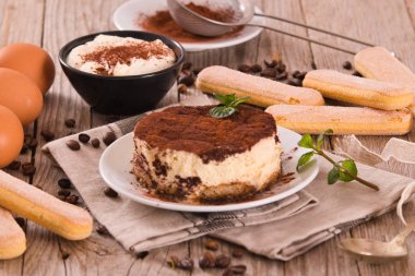 Mascarpone peyniri ve kakao ile Tiramisu.