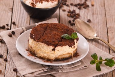 Mascarpone peyniri ve kakao ile Tiramisu.