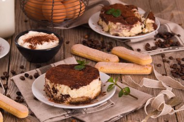 Mascarpone peyniri ve kakao ile Tiramisu.