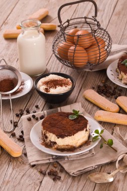 Mascarpone peyniri ve kakao ile Tiramisu.