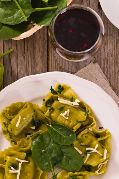 Spinazie Ravioli Met Ricotta Kaas Vullen — Stockfoto