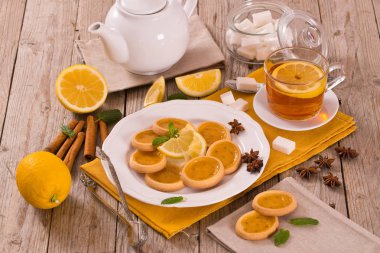 Limon tartlets beyaz çanak üzerinde.