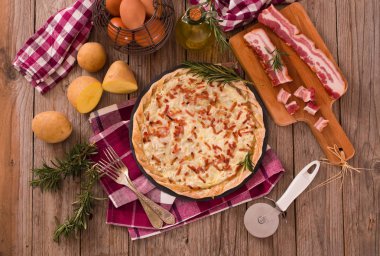 Peynir ve pastırmalı tart..