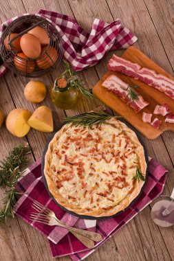 Peynir ve pastırmalı tart..