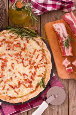 Peynir ve pastırmalı tart..