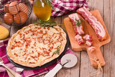 Peynir ve pastırmalı tart..