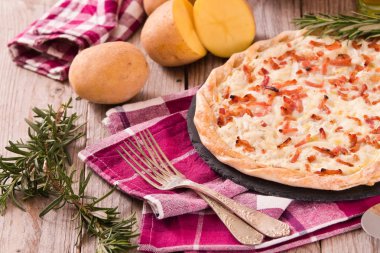 Peynir ve pastırmalı tart..