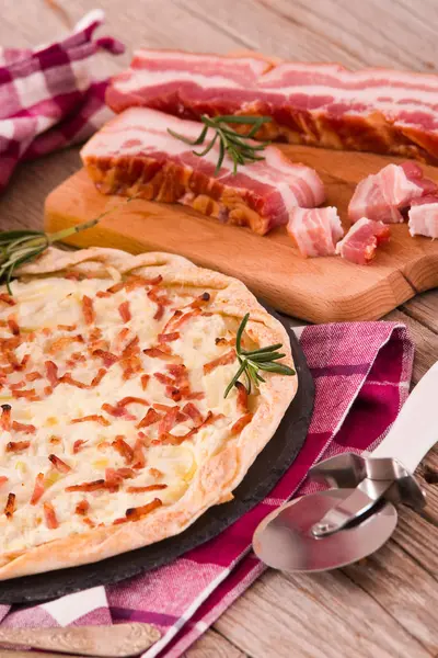 Peynir ve pastırmalı tart..