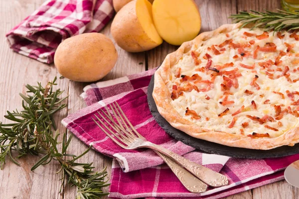 Peynir ve pastırmalı tart..