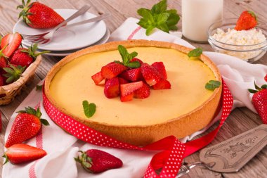 ahşap masa üzerinde çilekli cheesecake.