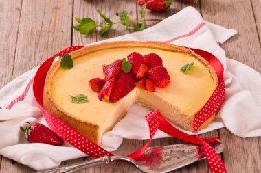 ahşap masa üzerinde çilekli cheesecake.
