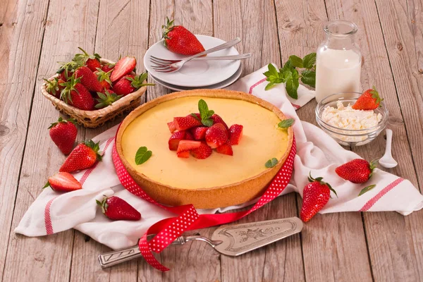 Erdbeer Käsekuchen Auf Holztisch — Stockfoto