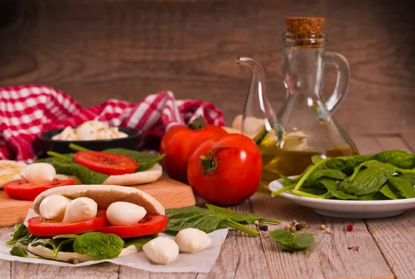 Tigella Chleb Szpinakiem Pomidorami — Zdjęcie stockowe